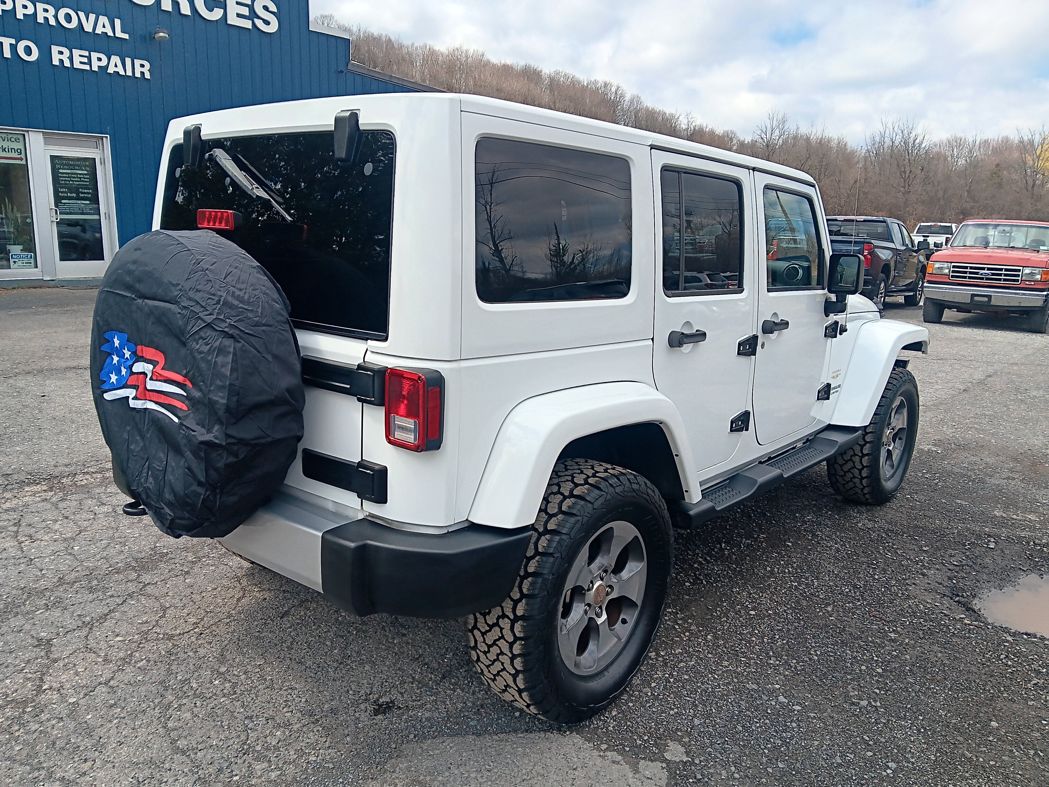 Used 2015 Jeep Wrangler Unlimited Sahara w/ Connectivity Group AWD/4WD image 5