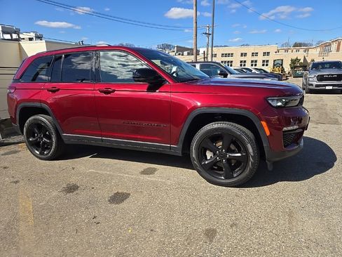 Used 2023 Jeep Grand Cherokee Limited w/ Black Appearance Package AWD/4WD image 6
