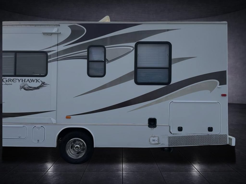 Used 2013 Ford E-450 and Econoline 450 Super Duty w/ Motorhome Prep Pkg RWD image 4