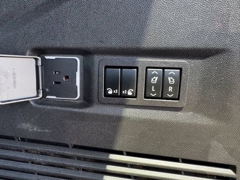 Used 2023 GMC Yukon Denali Ultimate AWD/4WD image 45