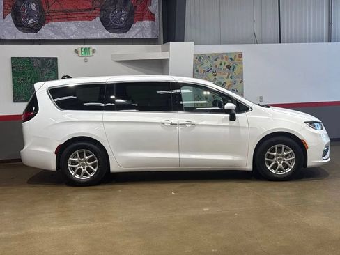Used 2023 Chrysler Pacifica Touring-L FWD image 17