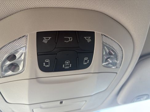 Used 2024 Chrysler Pacifica Touring-L image 12