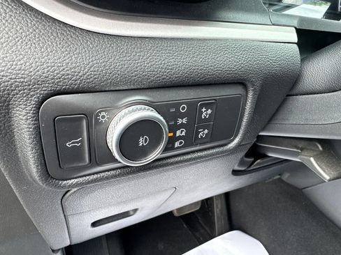 Used 2021 Ford Explorer XLT w/ Equipment Group 202A AWD/4WD image 19