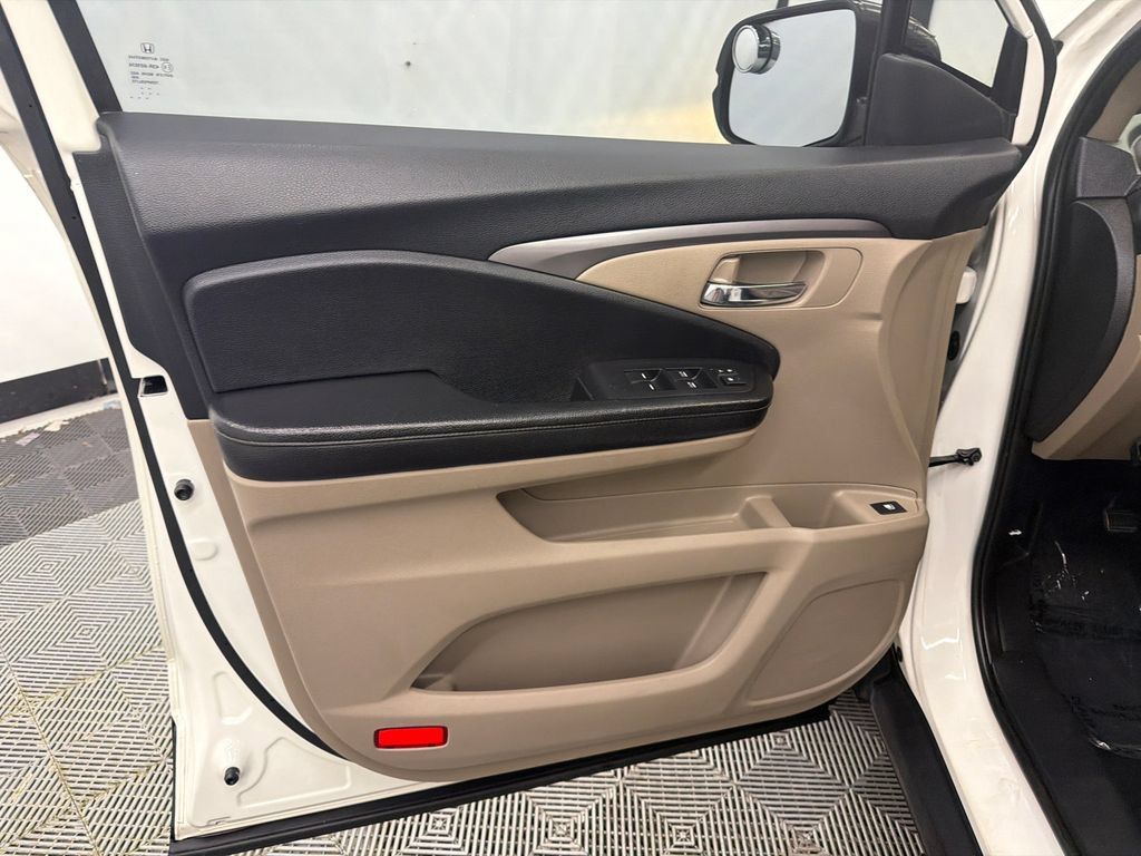 Used 2017 Honda Ridgeline RTL-T image 11