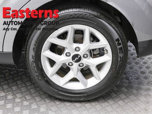 Used 2025 Kia Soul LX w/ LX Technology Package FWD image 8