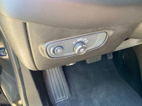 Used 2019 Chevrolet Equinox LT w/ LPO, Cargo Package FWD image 16