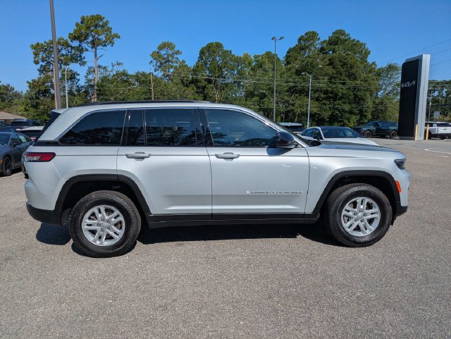 Used 2025 Jeep Grand Cherokee Laredo RWD image 3