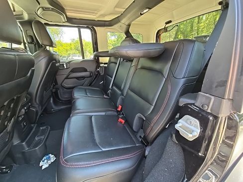 Used 2022 Jeep Wrangler Unlimited Rubicon w/ Xtreme Recon 35" Tire Package AWD/4WD image 15