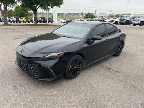 Used 2025 Toyota Camry SE w/ Convenience Package FWD image 2