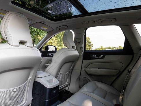 Used 2023 Volvo XC60 T8 Core image 22