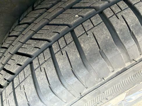 Used 2023 Chrysler Pacifica Touring-L image 12