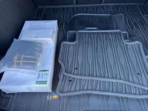 Used 2019 Land Rover Range Rover Velar R-Dynamic SE image 14