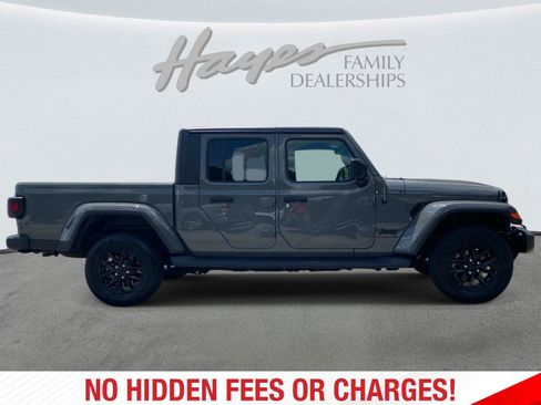 Used 2022 Jeep Gladiator Sport AWD/4WD image 2