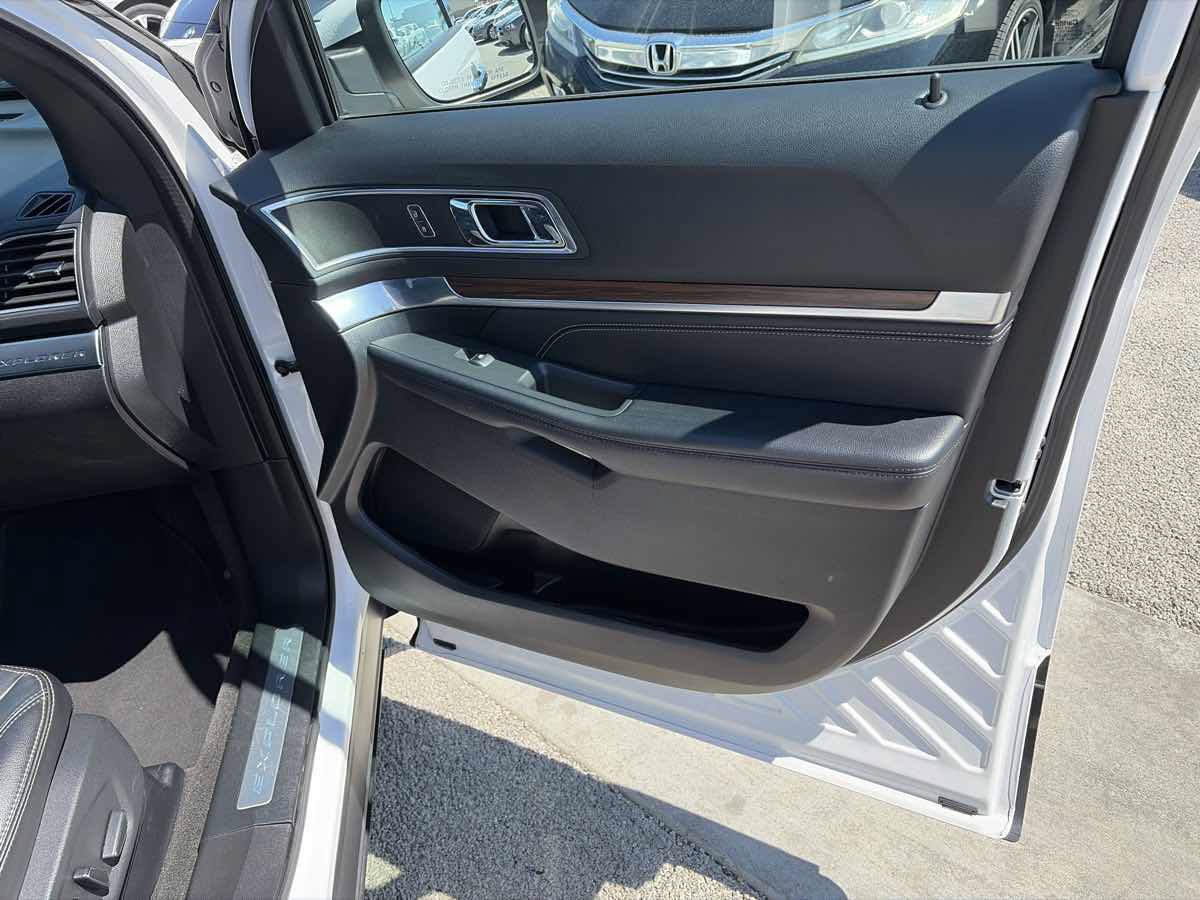 Used 2017 Ford Explorer Limited w/ Equipment Group 301A FWD image 31
