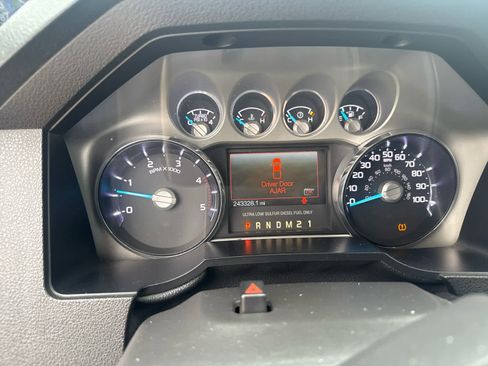 Used 2011 Ford F350 Lariat w/ Lariat Interior Pkg image 8