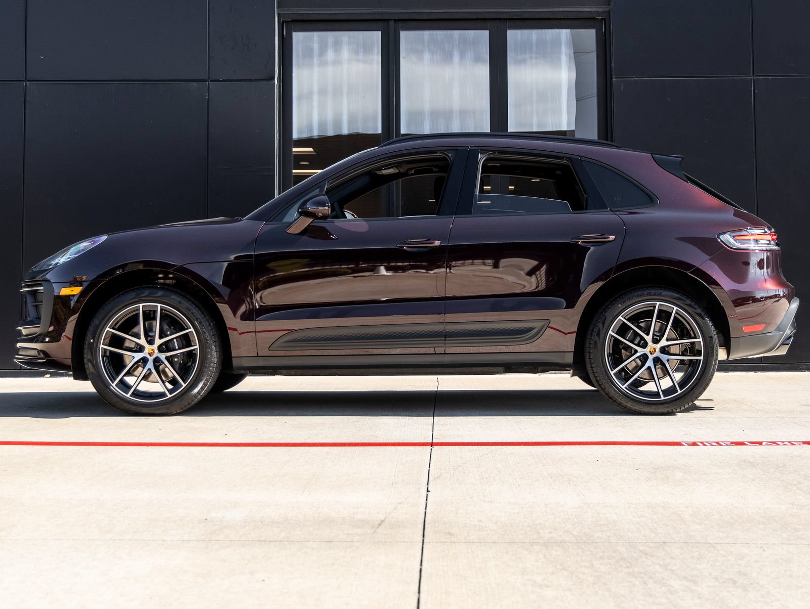 Certified 2026 Porsche Macan AWD/4WD image 2