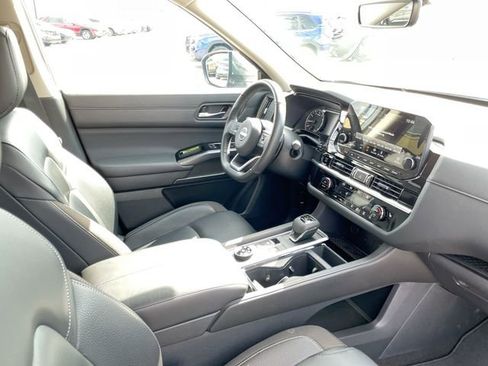 Used 2025 Nissan Pathfinder SL image 19