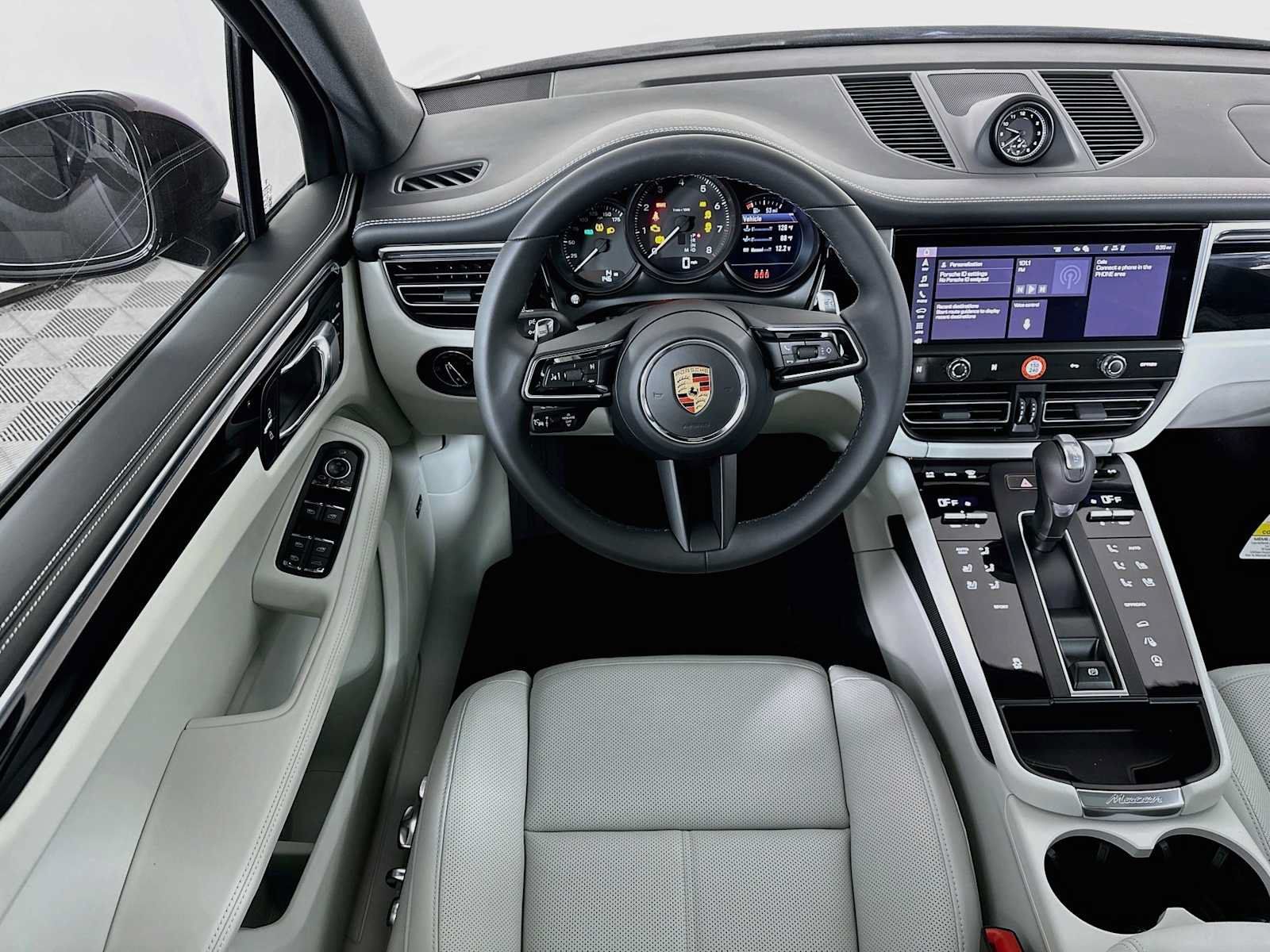 Certified 2025 Porsche Macan AWD/4WD image 24