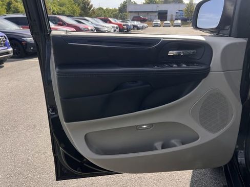 Used 2019 Dodge Grand Caravan SXT FWD image 9
