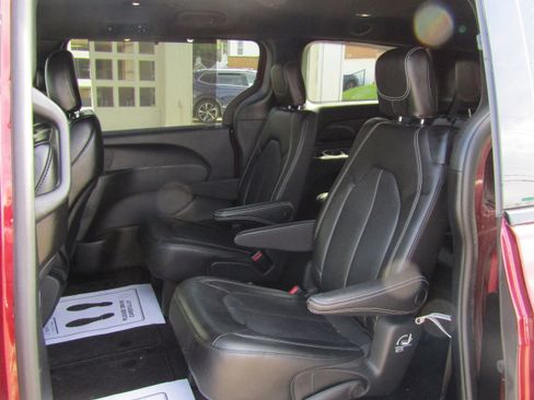 Used 2023 Chrysler Pacifica Touring-L w/ S Appearance Package AWD/4WD image 6