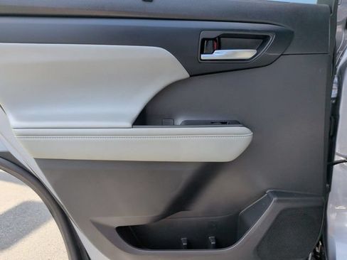 Used 2023 Toyota Highlander XLE FWD image 30