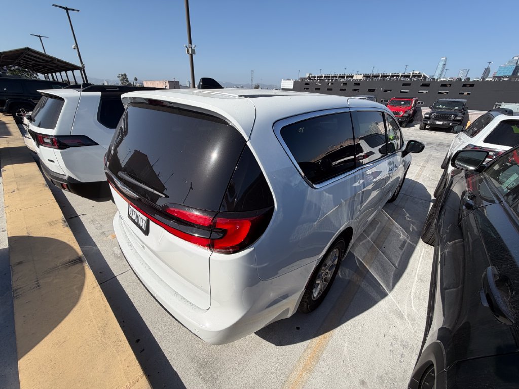 Used 2026 Chrysler Pacifica Select FWD image 2