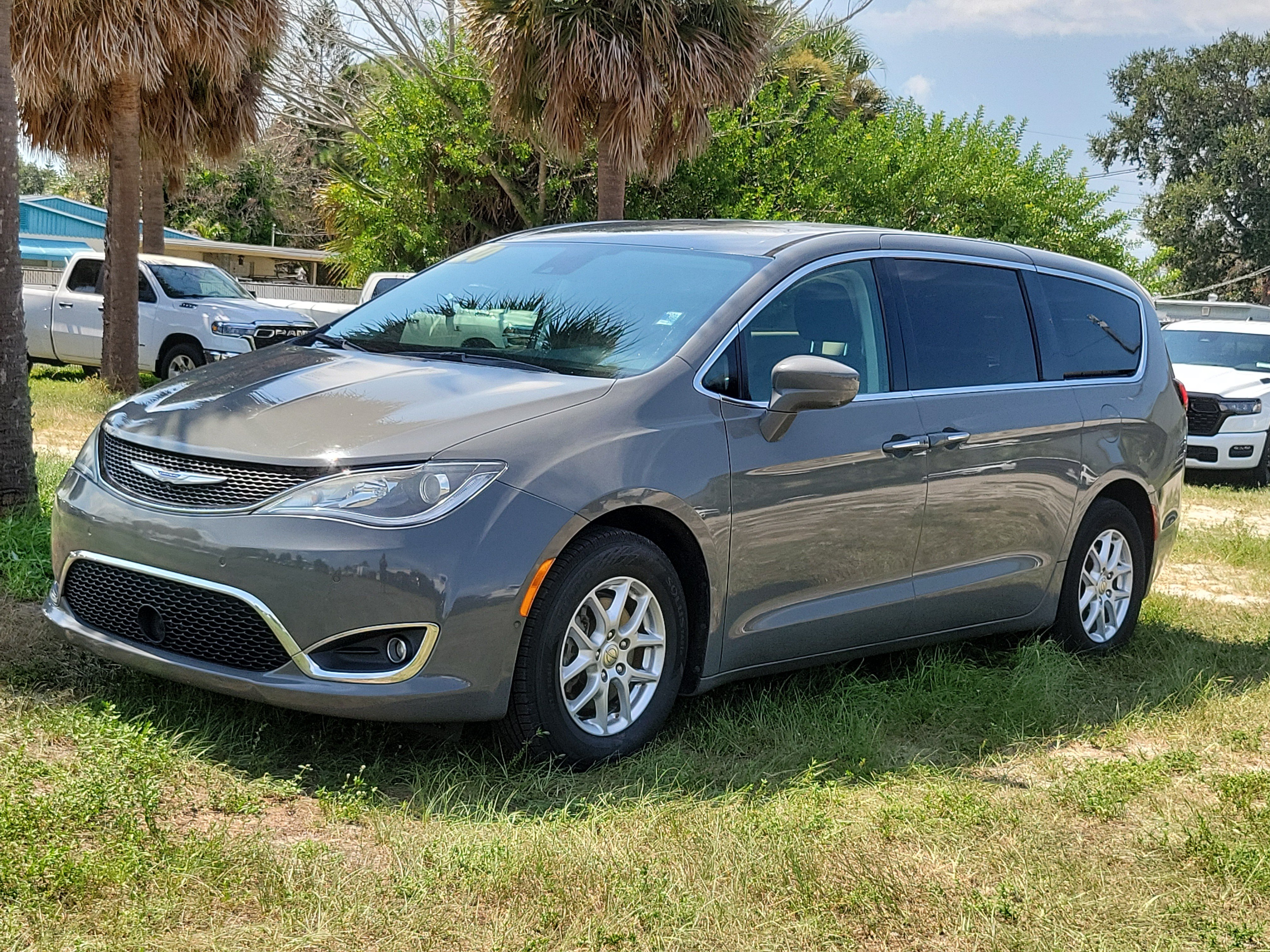 Used 2020 Chrysler Pacifica Touring w/ Advanced Safetytec Group FWD image 2