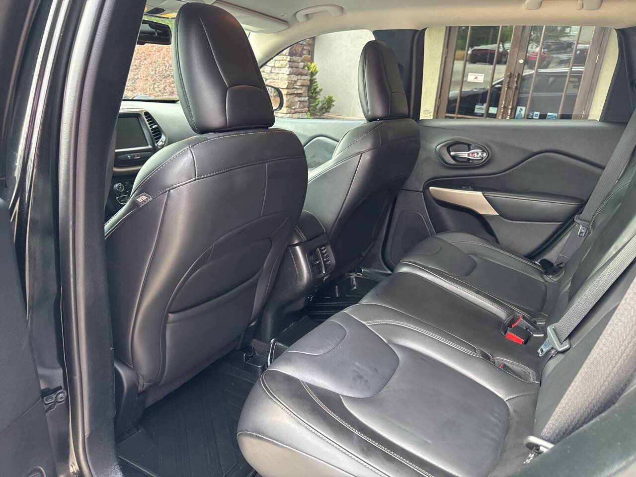Used 2018 Jeep Cherokee Limited FWD image 9