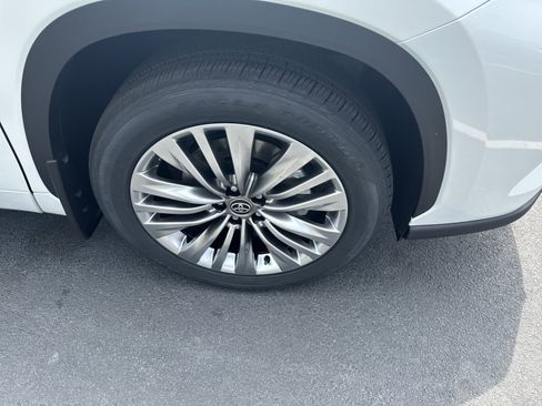 New 2026 Toyota Highlander Platinum AWD/4WD image 10