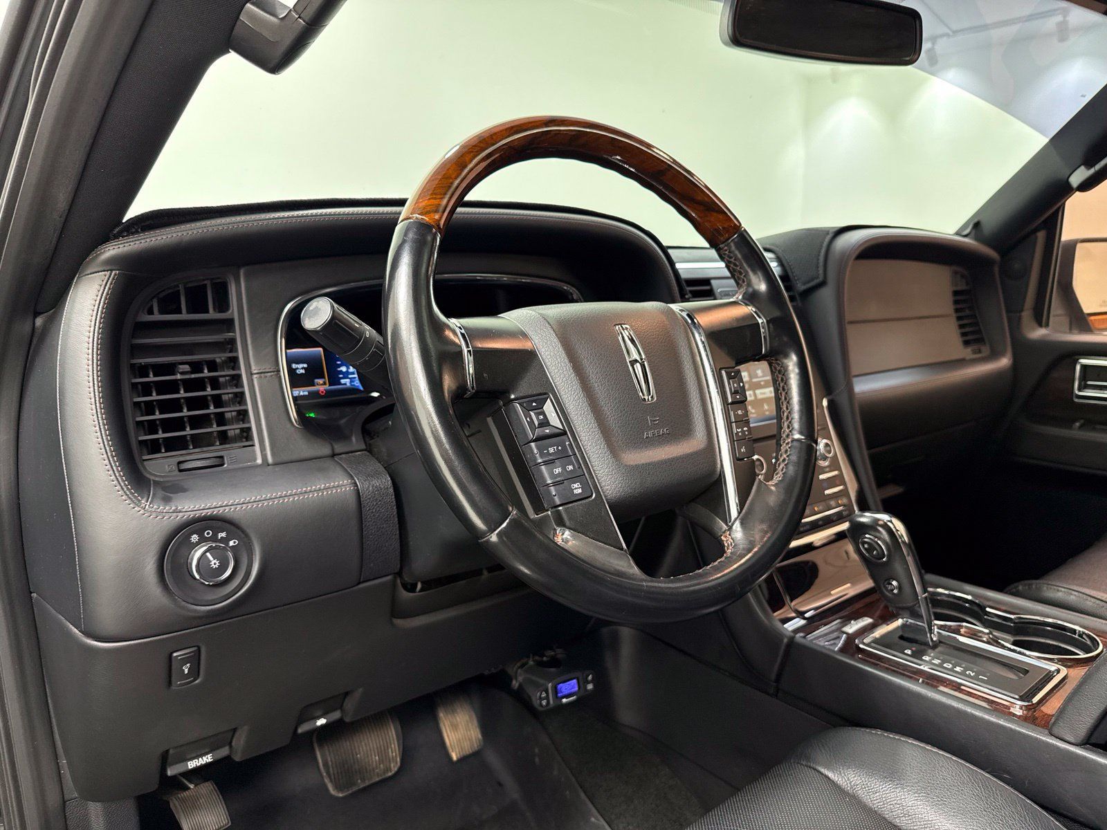 Used 2016 Lincoln Navigator Reserve AWD/4WD image 14