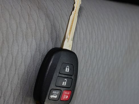 Used 2018 Toyota Corolla LE image 31