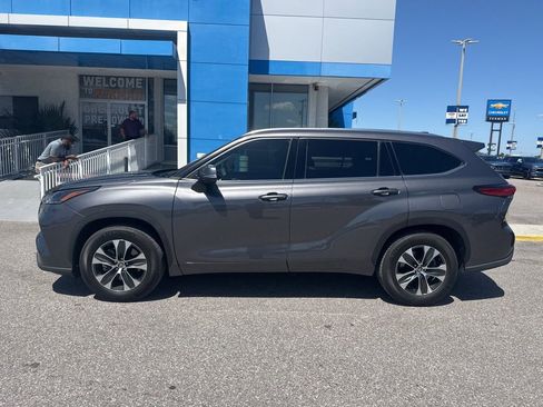 Used 2021 Toyota Highlander XLE FWD image 4