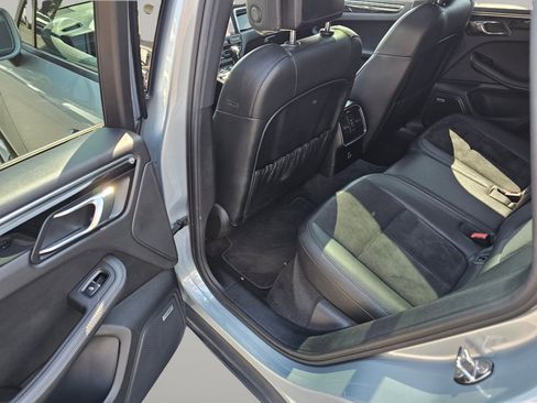 Used 2021 Porsche Macan Premium Pkg w/ Premium Package image 23