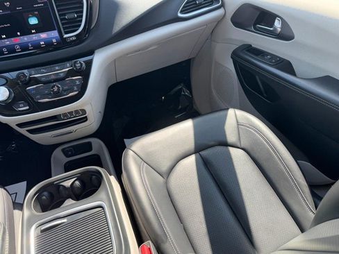 Used 2023 Chrysler Pacifica Touring-L FWD image 19