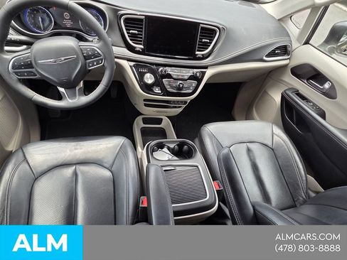Used 2022 Chrysler Pacifica Touring-L FWD image 11