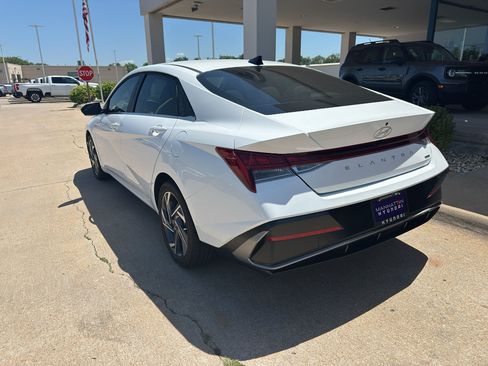 Used 2025 Hyundai Elantra Limited FWD image 10
