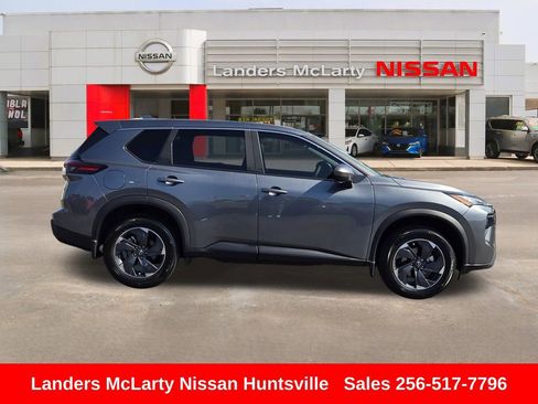 Used 2025 Nissan Rogue SV image 2