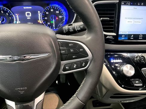 Used 2024 Chrysler Pacifica Touring-L image 19