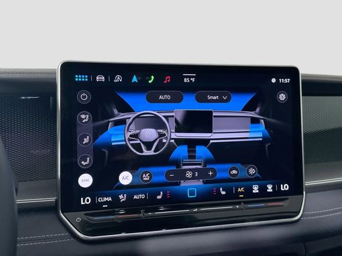 Certified 2025 Volkswagen Tiguan SE image 13