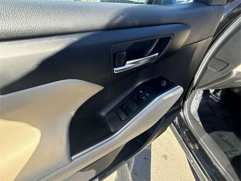 Used 2024 Toyota Highlander XLE image 13