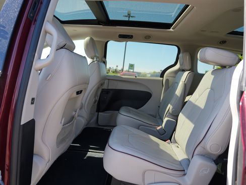 Used 2017 Chrysler Pacifica Limited FWD image 18