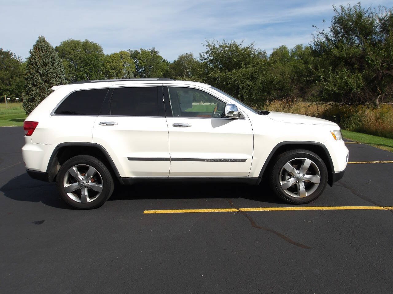 Used 2011 Jeep Grand Cherokee Overland AWD/4WD image 2