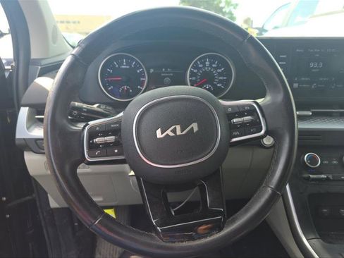 Used 2024 Kia Carnival LX FWD image 4