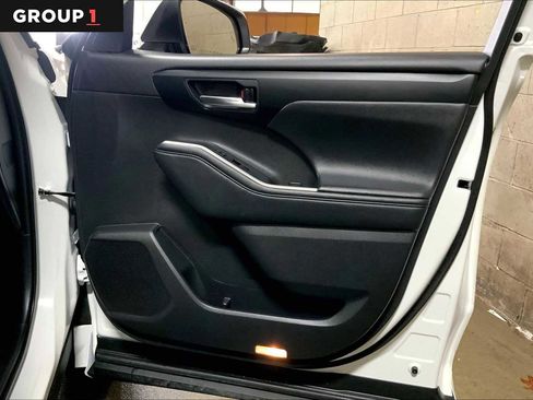 Used 2024 Toyota Highlander XLE image 23