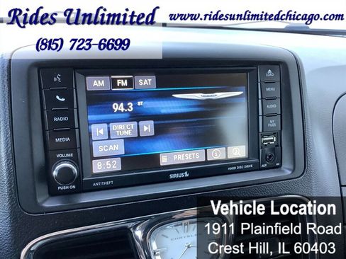 Used 2014 Chrysler Town & Country Touring FWD image 24