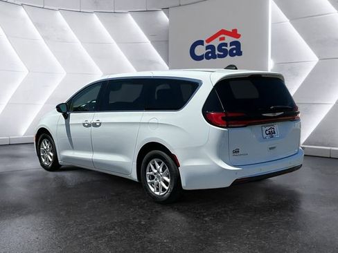 Used 2024 Chrysler Pacifica Touring-L FWD image 2