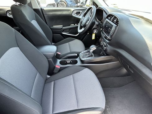 Used 2025 Kia Soul LX FWD image 9