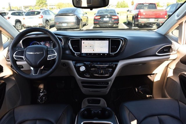 Used 2024 Chrysler Pacifica Touring-L FWD image 7
