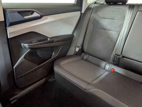 Used 2024 Volkswagen Taos SE image 12