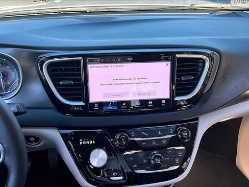 Used 2024 Chrysler Pacifica Touring-L image 9